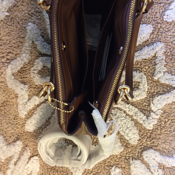 NWT COACH MINI BROOKE CARRYALL - Picture 6 of 6